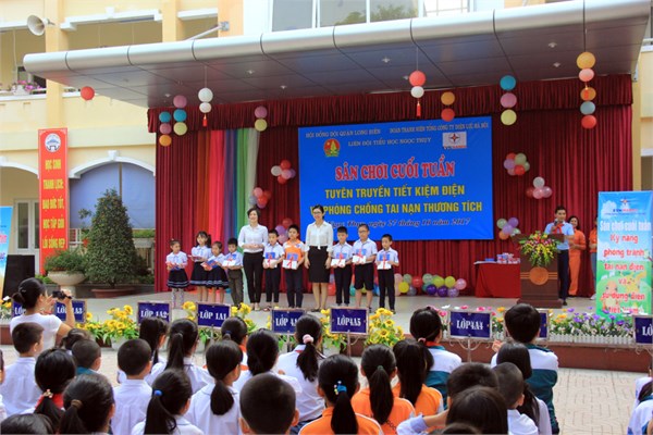 Chị Nguyễn Thị Thanh Tâm -Bí thư quận đoàn Long Biên trao tặng học bổng cho HS khó khăn 